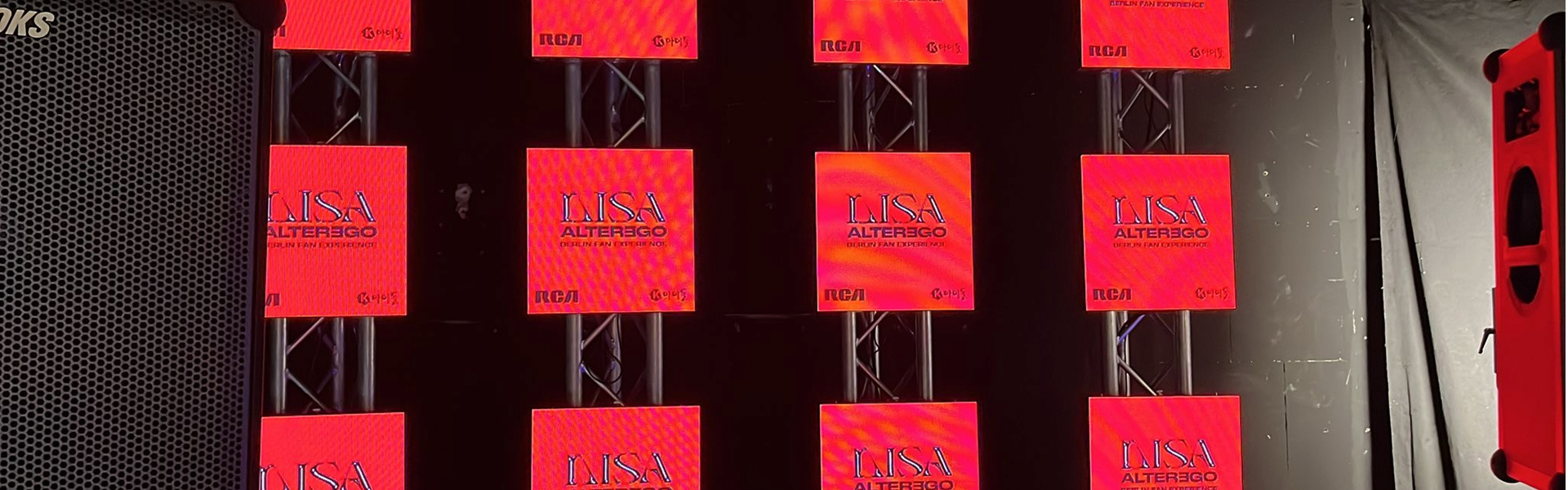 Symmetrisch freistehende LED Panel 50x50 cm mit roter Lichtdarstellung