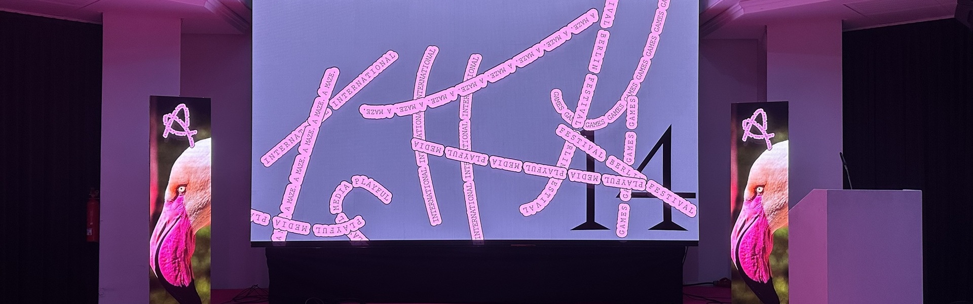 Bühneninstallation mit zentraler LED Videowand und zwei freistehenden LED Stelen