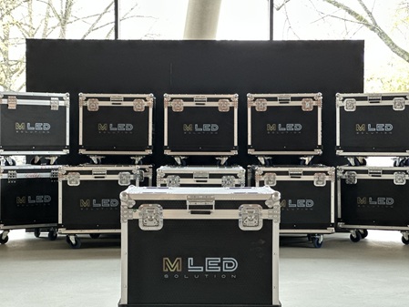 Gestapelte LED Rental Flightcases mit M LED Solution Branding