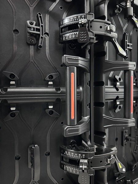 Rückseite von zwei verbundenen LED Panels mit ARC-Lock Verriegelungssystem