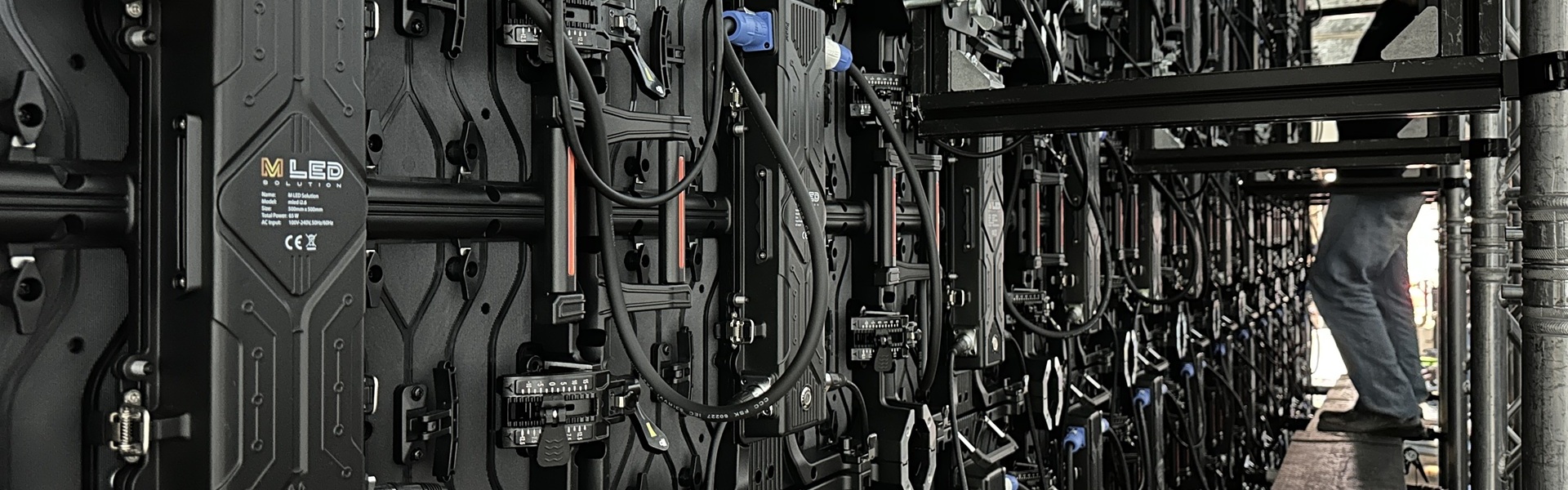 LED Videowand Rückseite mit verkabelten Modulen